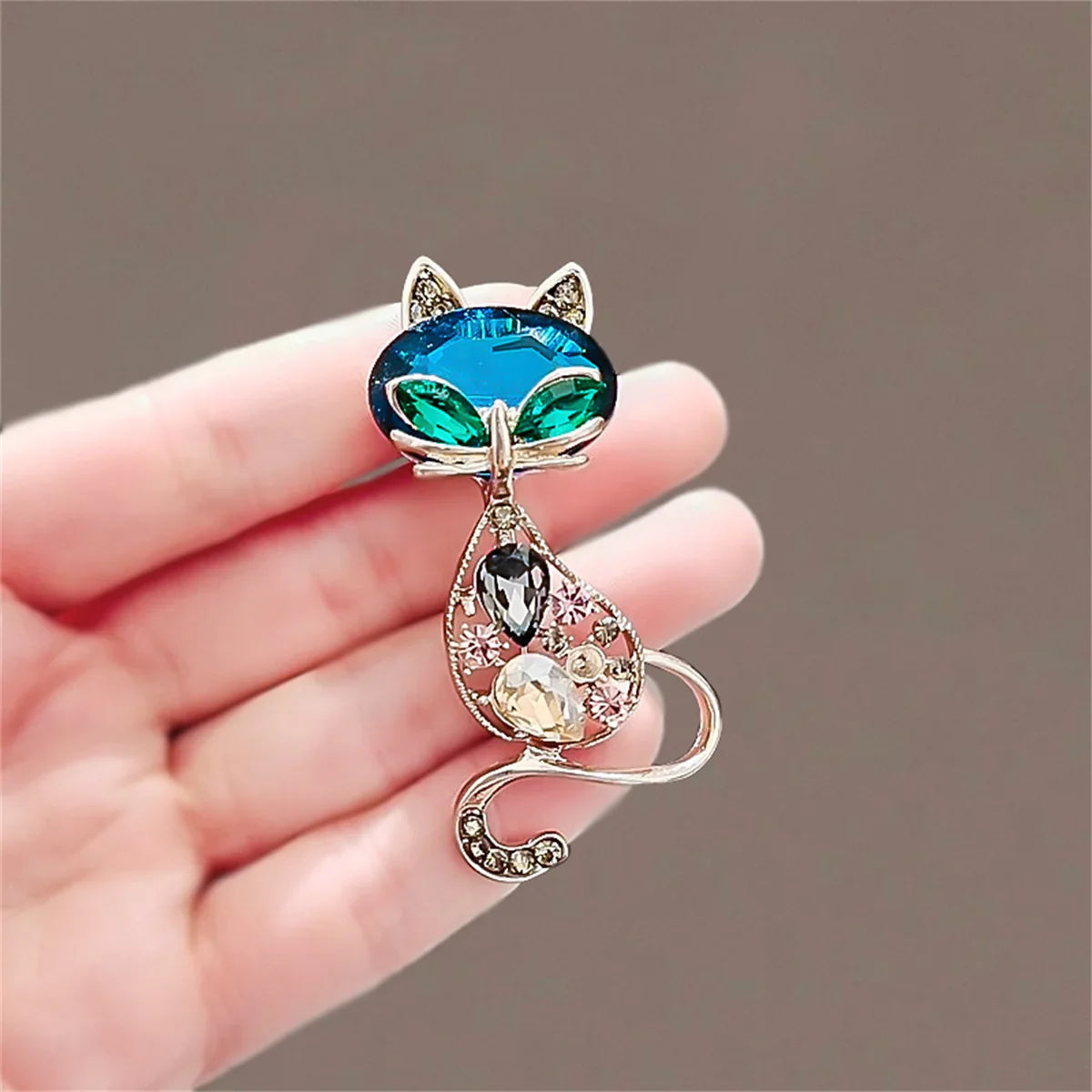 Femlion Sparkling Cat Brooch - Funny Kitten Lapel Pin for Women, Cute Animal Jewelry